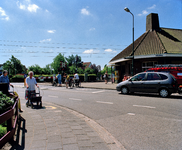 844494 Gezicht op de gesloten spoorwegovergang in de Stationsstraat te Vleuten (gemeente Utrecht), met rechts het ...